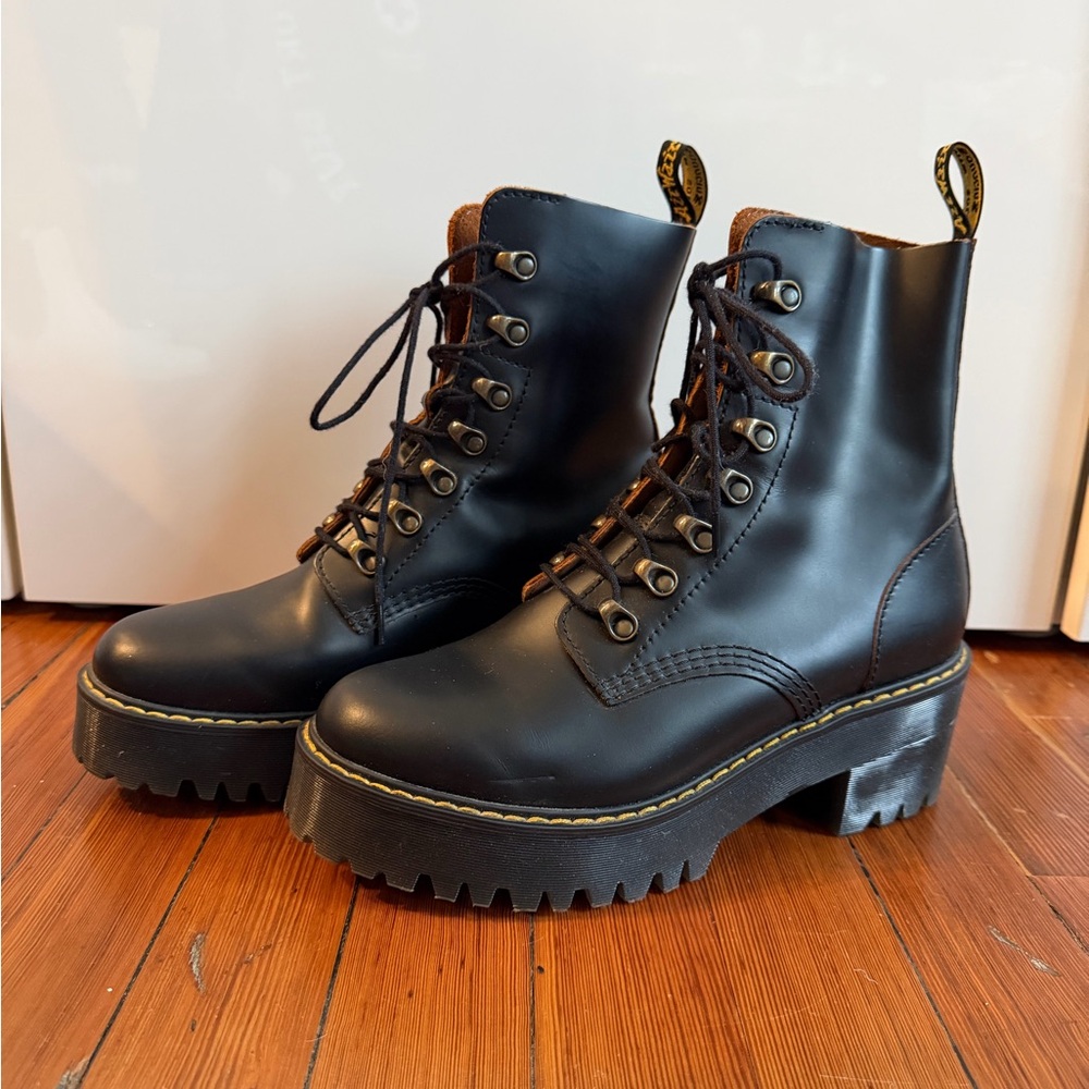 Dr. Martens Leona Boot